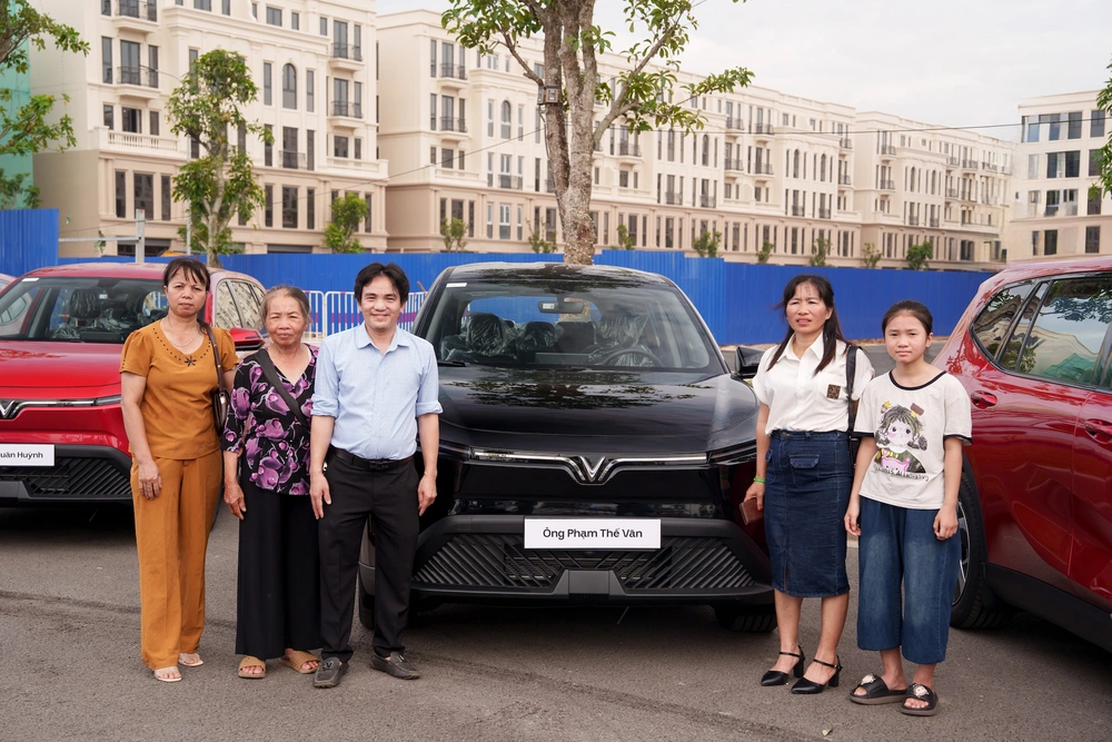VinFast bàn giao lô xe Limo Green đầut iên cho khách hàng - Ảnh 3.