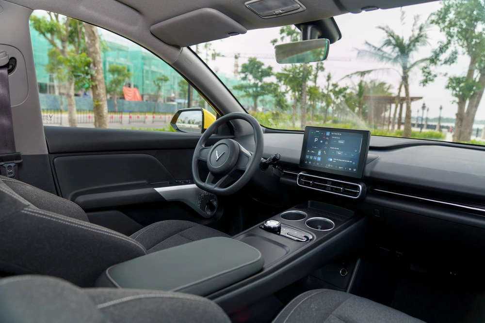 VinFast bàn giao lô xe Limo Green đầut iên cho khách hàng - Ảnh 2.