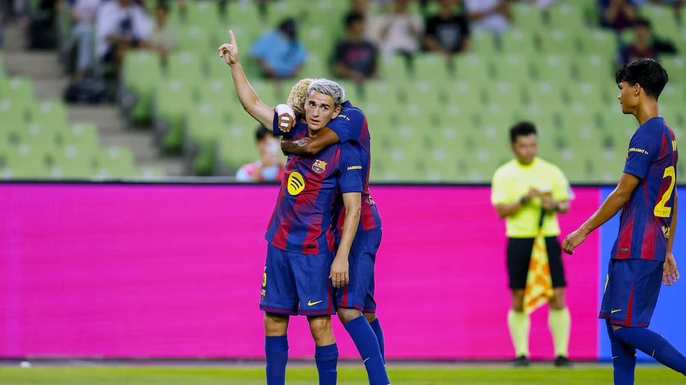 Barcelona: De Jong, Hansi Flick rất yêu mến Gavi! - Ảnh 1. Barcelona: De Jong, Hansi Flick rất yêu mến Gavi! - Ảnh 1.