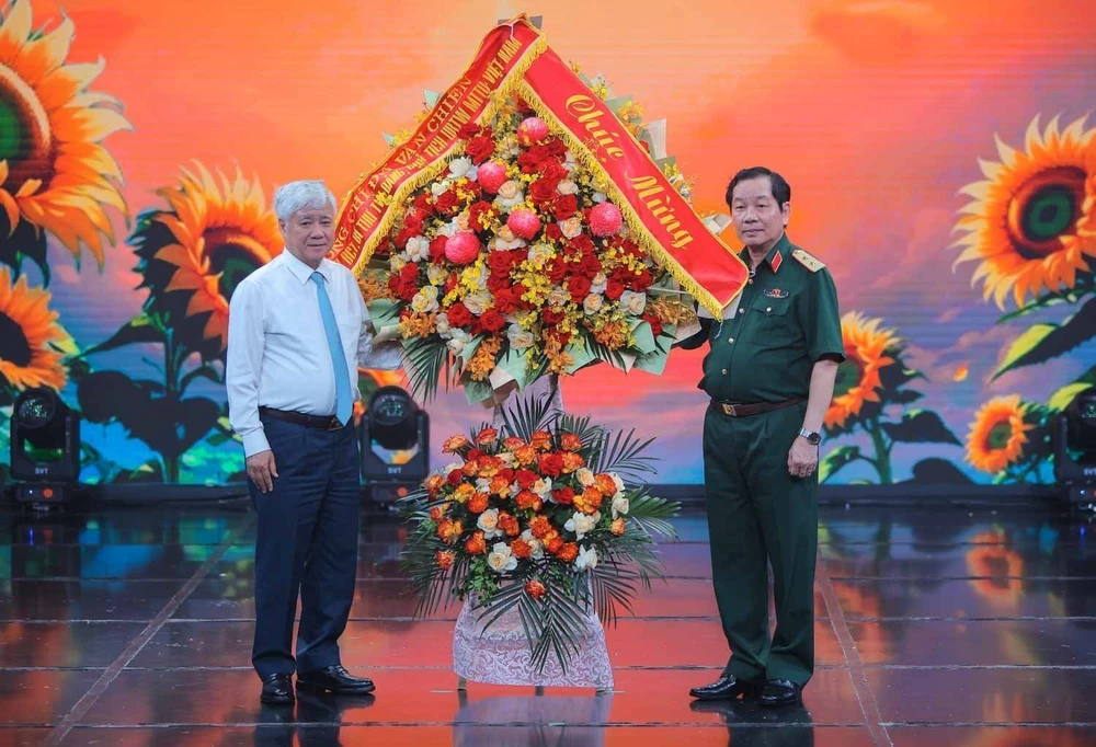 Chương trình nghệ thuật “Theo ánh bình minh” vì nạn nhân chất độc da cam - Ảnh 1. Chương trình nghệ thuật “Theo ánh bình minh” vì nạn nhân chất độc da cam - Ảnh 1.