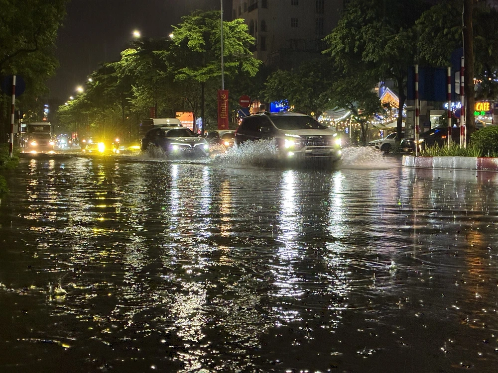 Cơn mưa lớn giải nhiệt cho Hà Nội sau nhiều ngày nắng nóng - Ảnh 2.
