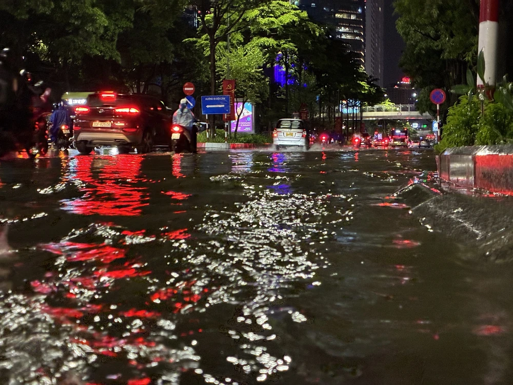 Cơn mưa lớn giải nhiệt cho Hà Nội sau nhiều ngày nắng nóng - Ảnh 3.