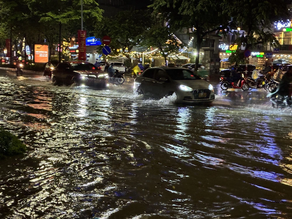 Cơn mưa lớn giải nhiệt cho Hà Nội sau nhiều ngày nắng nóng - Ảnh 1.