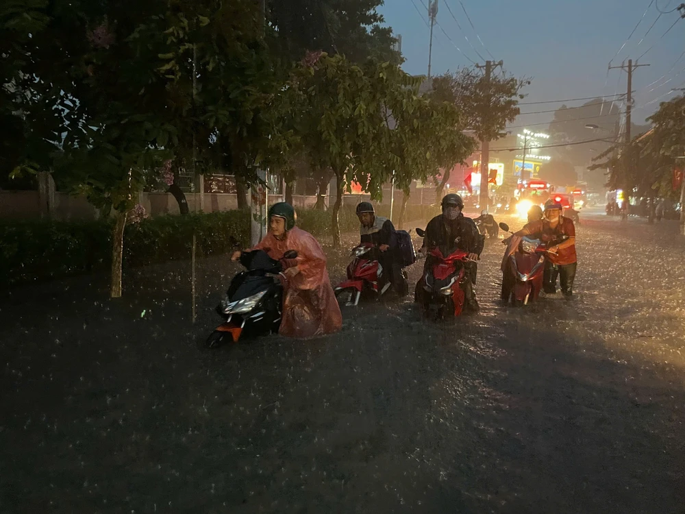 TP. Hồ Chí Minh: Nhiều tuyến đường bị ngập nặng sau cơn mưa chiều - Ảnh 1. TP. Hồ Chí Minh: Nhiều tuyến đường bị ngập nặng sau cơn mưa chiều - Ảnh 1.