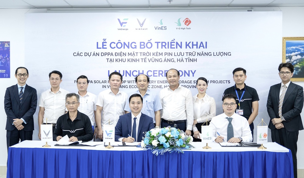 VinEnergo triển khai các dự án điện mặt trời kèm phin lưu trữ cho nhà máy ô tô VinFast và 2 nhà máy pin tại Hà Tĩnh - Ảnh 1. VinEnergo triển khai các dự án điện mặt trời kèm phin lưu trữ cho nhà máy ô tô VinFast và 2 nhà máy pin tại Hà Tĩnh - Ảnh 1.