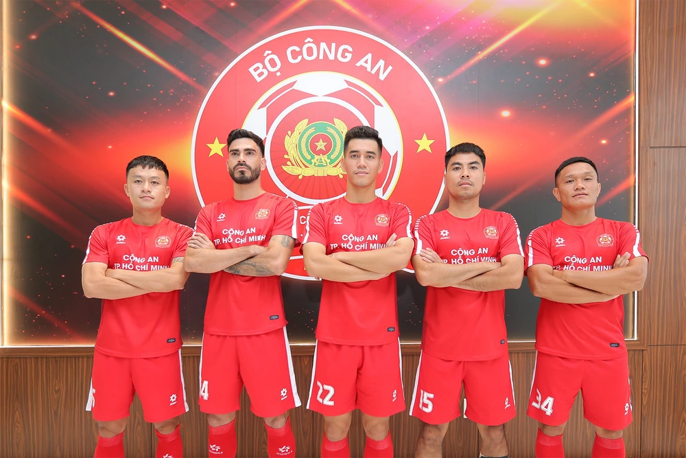 CLB Công an TP.HCM ra mắt áo đấu và logo mới, hàng loạt tân binh đình đám xuất hiện - Ảnh 1. CLB Công an TP.HCM ra mắt áo đấu và logo mới, hàng loạt tân binh đình đám xuất hiện - Ảnh 1.