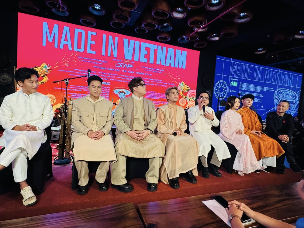 Trúc Nhân, Phương Mỹ Chi nổi da gà khi hát &quot;Made in Vietnam&quot; của DTAP - Ảnh 1.