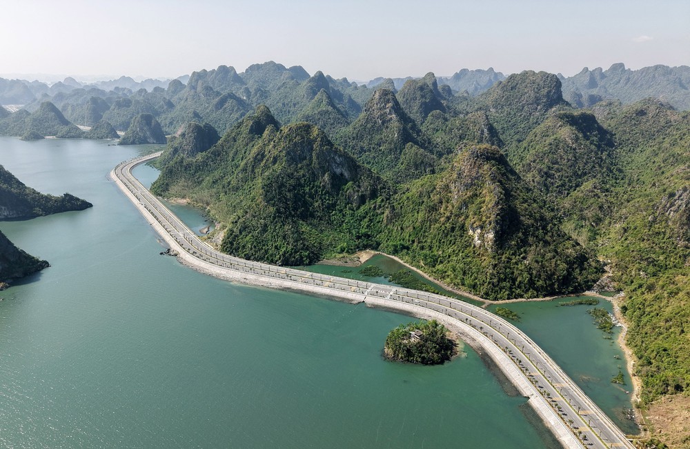 Khách du lịch nội địa đã quay trở lại Quảng Ninh sau sự cố thiên tai - Ảnh 2.