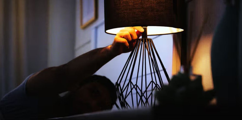Ánh sáng ban đêm âm thầm tàn phá não bộ, tâm trạng và trao đổi chất - Ảnh 1.