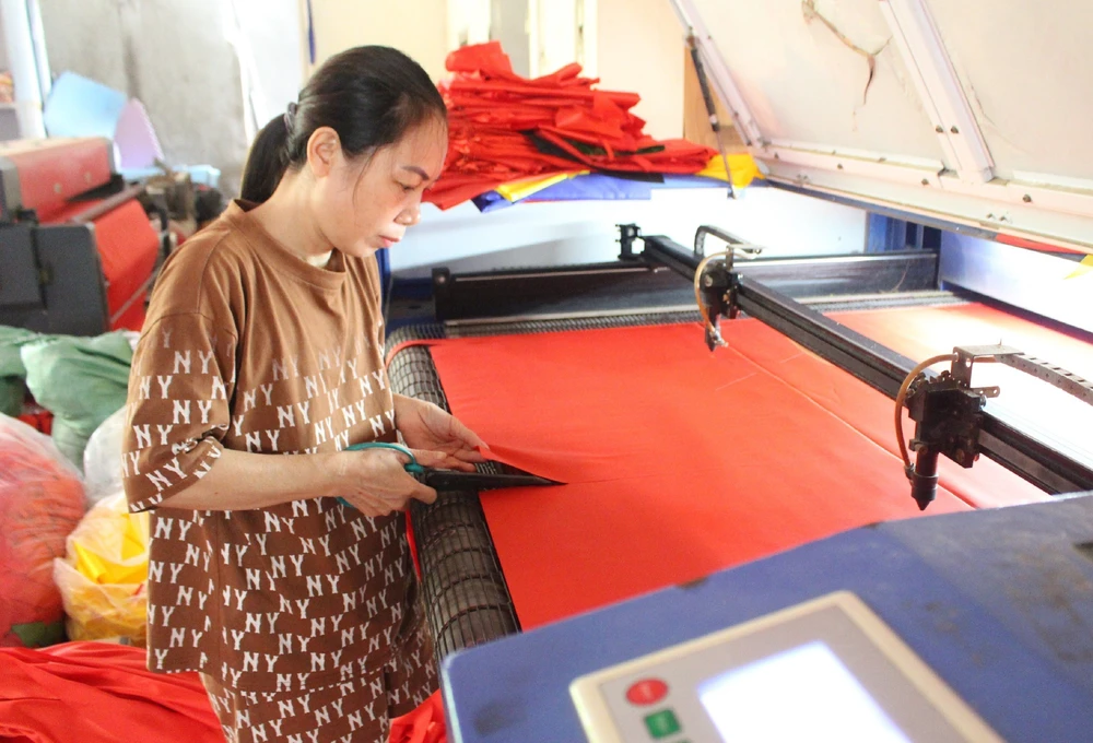 80 năm Quốc khánh: Những thôn ở Hà Nội thắm đỏ sắc cờ Tổ quốc - Ảnh 2.
