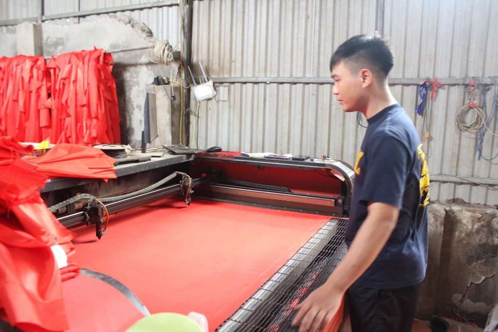 80 năm Quốc khánh: Những thôn ở Hà Nội thắm đỏ sắc cờ Tổ quốc - Ảnh 1.