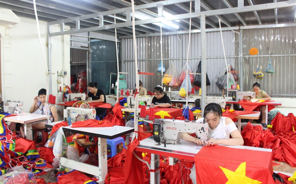 80 năm Quốc khánh: Những thôn ở Hà Nội thắm đỏ sắc cờ Tổ quốc - Ảnh 4.