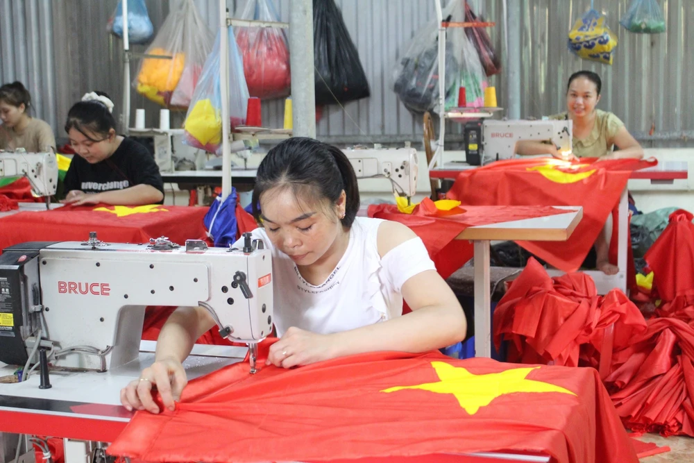 80 năm Quốc khánh: Những thôn ở Hà Nội thắm đỏ sắc cờ Tổ quốc - Ảnh 3.