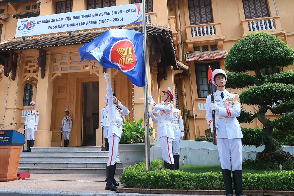 Lễ thượng cờ kỷ niệm 58 năm Ngày thành lập ASEAN - Ảnh 1.