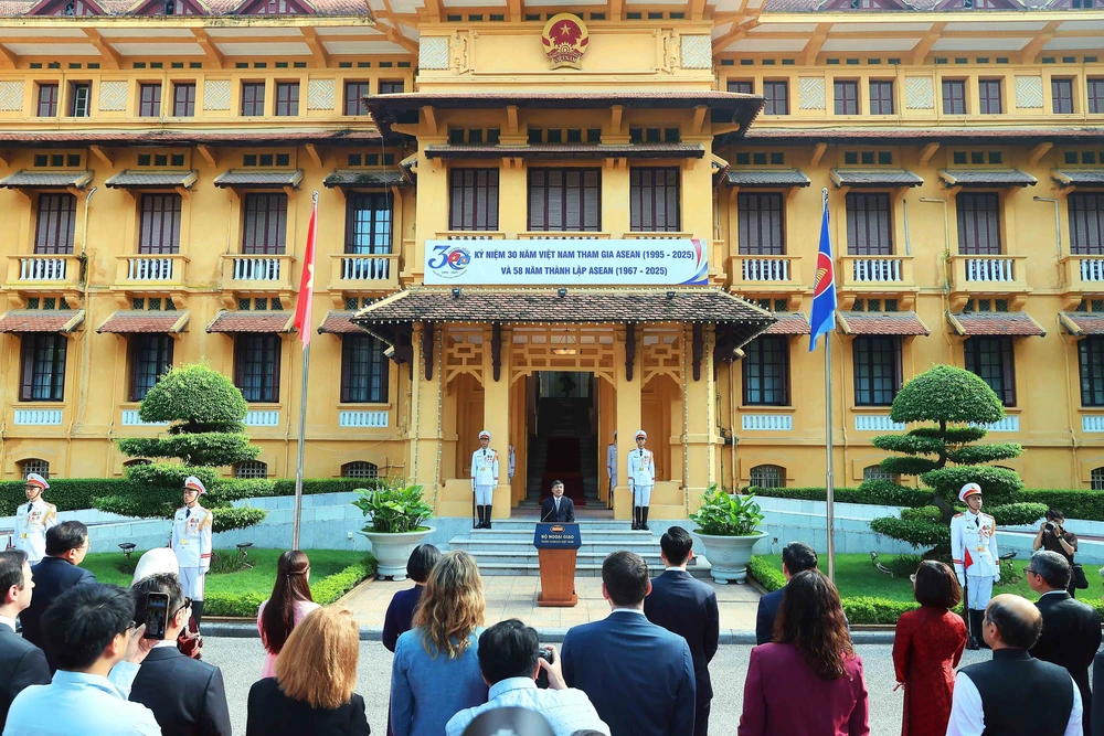 Lễ thượng cờ kỷ niệm 58 năm Ngày thành lập ASEAN - Ảnh 4.