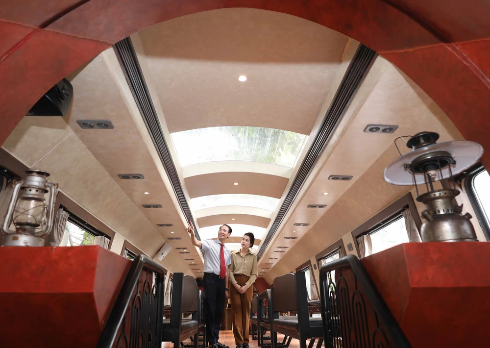 &quot;The Hanoi Train&quot; - tàu hỏa du lịch 2 tầng, điểm nhấn mới của Hà Nội dịp 80 năm Quốc khánh - Ảnh 7.