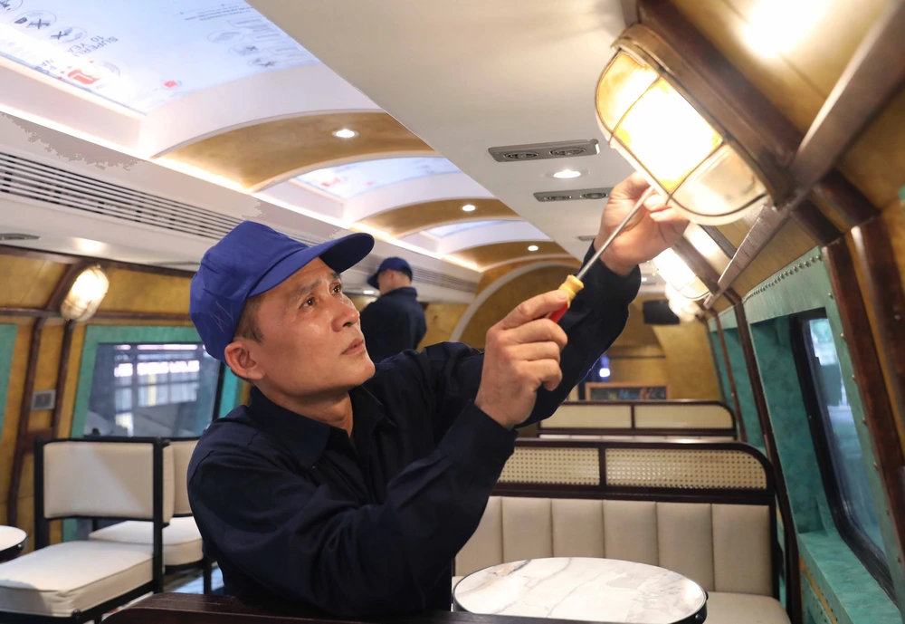 &quot;The Hanoi Train&quot; - tàu hỏa du lịch 2 tầng, điểm nhấn mới của Hà Nội dịp 80 năm Quốc khánh - Ảnh 8.