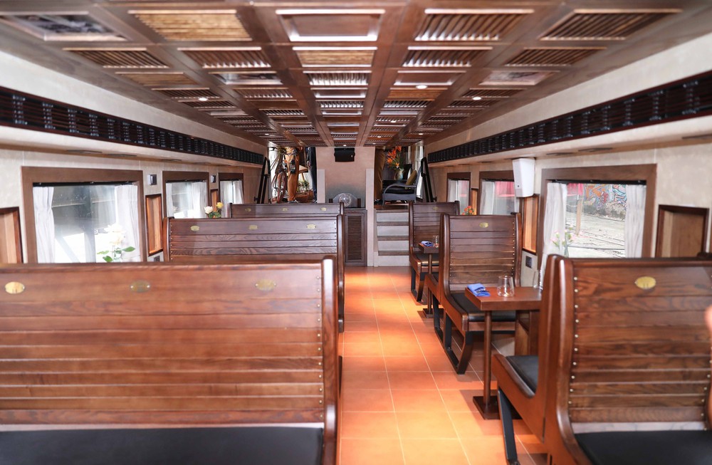 &quot;The Hanoi Train&quot; - tàu hỏa du lịch 2 tầng, điểm nhấn mới của Hà Nội dịp 80 năm Quốc khánh - Ảnh 5.