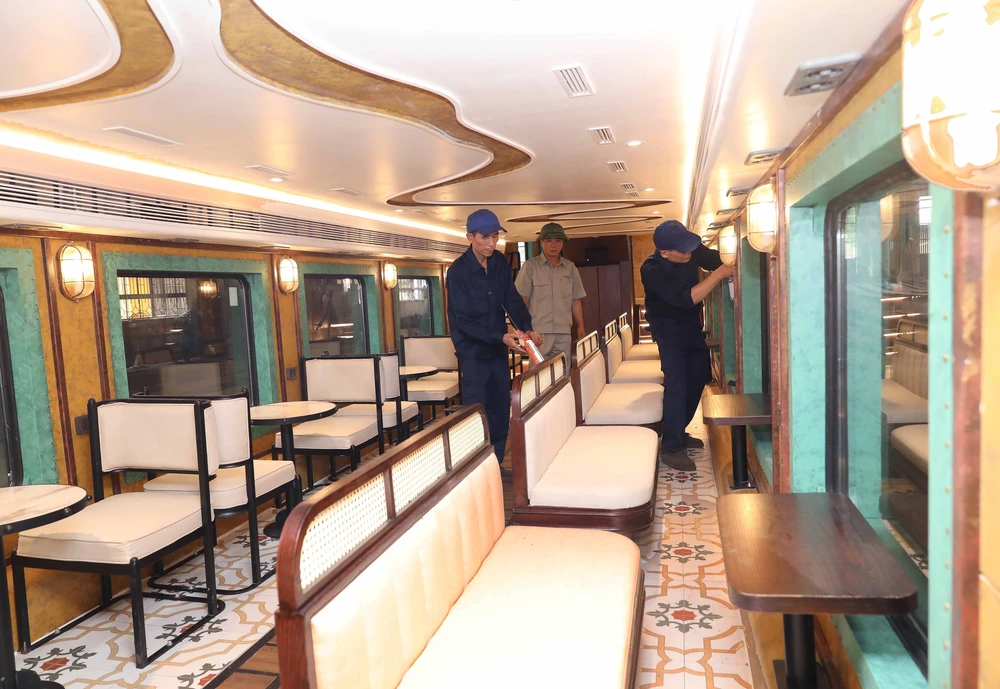 &quot;The Hanoi Train&quot; - tàu hỏa du lịch 2 tầng, điểm nhấn mới của Hà Nội dịp 80 năm Quốc khánh - Ảnh 4.