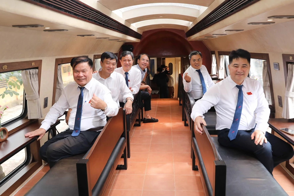 &quot;The Hanoi Train&quot; - tàu hỏa du lịch 2 tầng, điểm nhấn mới của Hà Nội dịp 80 năm Quốc khánh - Ảnh 9.