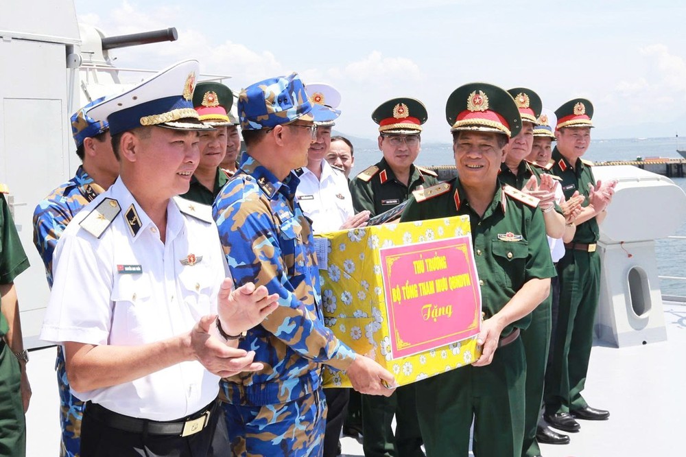 Thượng tướng Nguyễn Văn Nghĩa kiểm tra luyện tập Diễu binh lực lượng vũ trang trên biển - Ảnh 1.