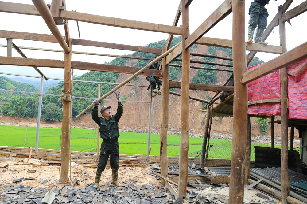 Khẩn trương xây mới, sửa chữa nhà ở giúp người dân vùng lũ Điện Biên - Ảnh 1.