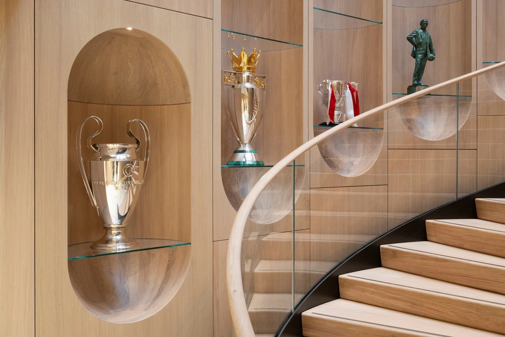 MU ra mắt Carrington mới đẳng cấp thế giới sau lời chê bai của Ronaldo - Ảnh 10.