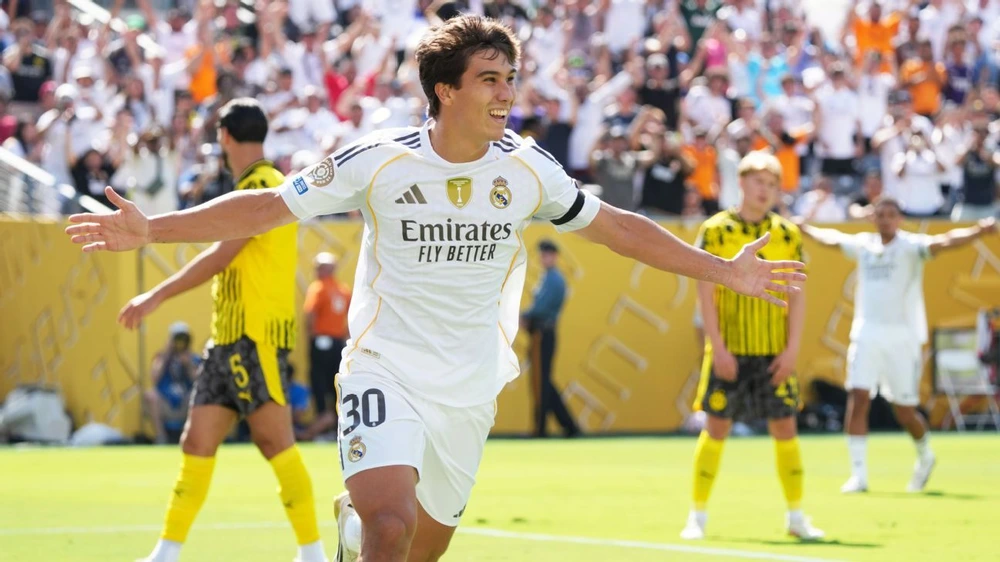 Tin chuyển nhượng hôm nay 9/8: MU bị hét giá vụ Baleba, Barca mất trắng trung vệ - Ảnh 3.