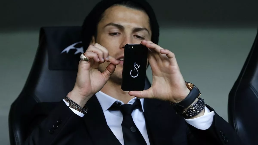 Ronaldo Yêu Cầu Đồng Đội Ở Đt Bồ Đào Nha Không Dùng Điện Thoại Vì Một Lý Do - Ảnh 1. Ronaldo Yêu Cầu Đồng Đội Ở Đt Bồ Đào Nha Không Dùng Điện Thoại Vì Một Lý Do - Ảnh 1.