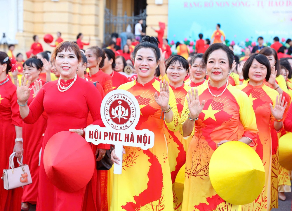 Tổ quốc thiêng liêng: Khoảng 500 phụ nữ toàn quốc xếp khối hình lá cờ Tổ quốc trước Nhà hát Lớn Hà Nội - Ảnh 14.