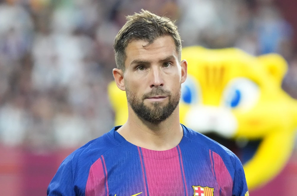 Tin chuyển nhượng hôm nay 9/8: MU bị hét giá vụ Baleba, Barca mất trắng trung vệ - Ảnh 4.