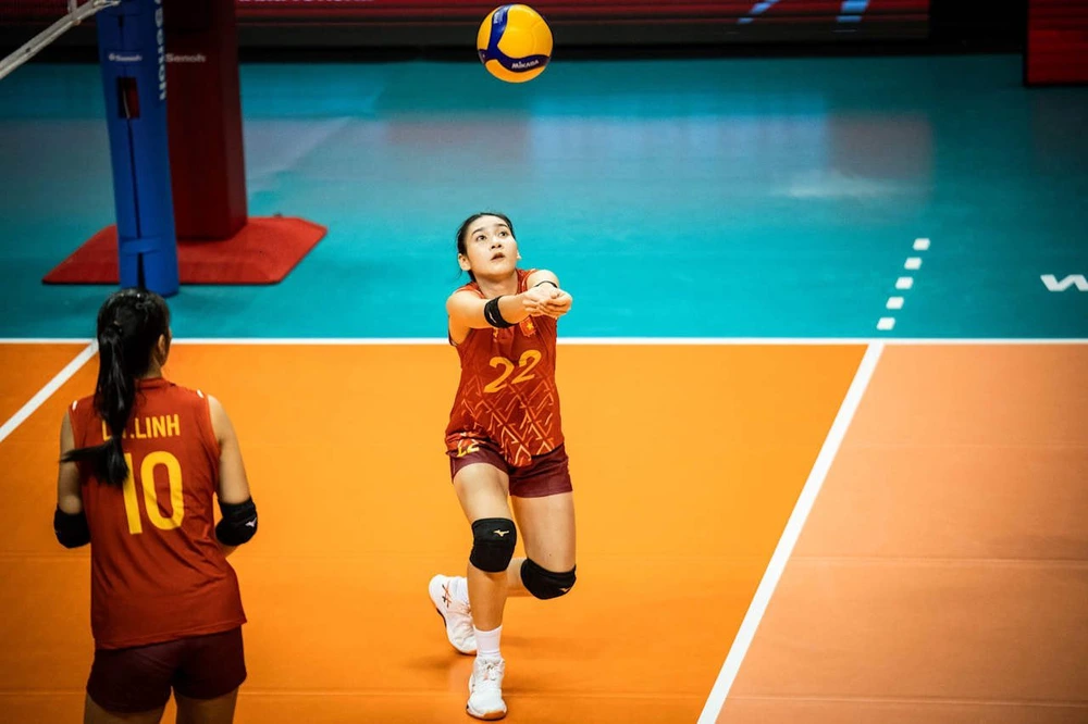 Nữ VĐV chuyền hai thực hiện cầu phát bóng ăn liền 13 điểm, giúp U21 Việt Nam có set thắng cách biệt 25-5 trước U21 Canada - Ảnh 2.