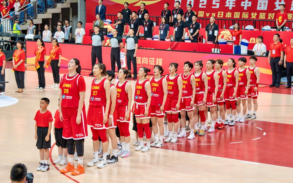 Nữ VĐV Trung Quốc có chiều cao chỉ kém huyền thoại Yao Ming 3cm gây sốt - Ảnh 1.