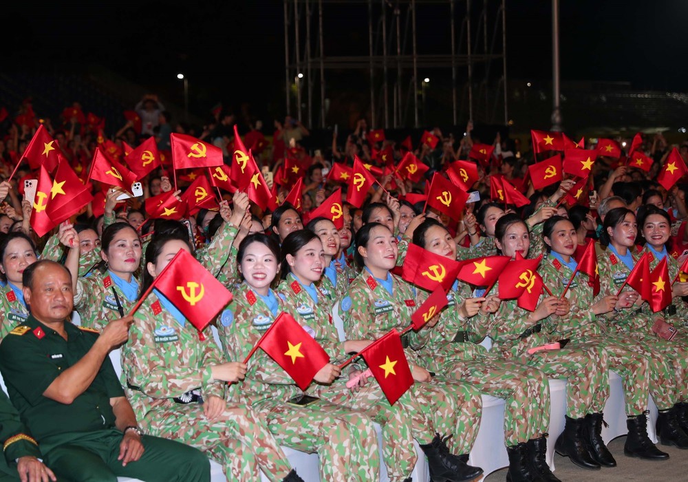 Lãnh đạo Đảng, Nhà nước dự Chương trình chính luận nghệ thuật ''Dưới cờ vinh quang'' - Ảnh 10.