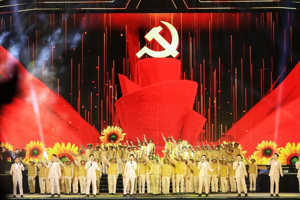 Lãnh đạo Đảng, Nhà nước dự Chương trình chính luận nghệ thuật ''Dưới cờ vinh quang'' - Ảnh 3.