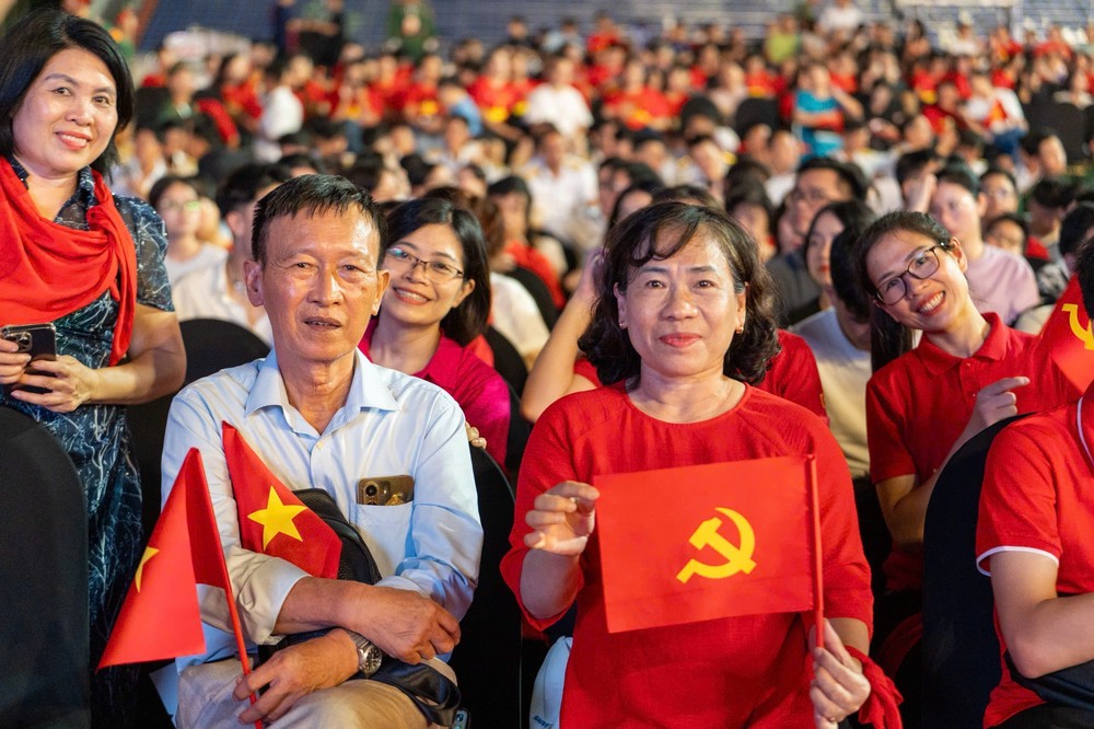 Lãnh đạo Đảng, Nhà nước dự Chương trình chính luận nghệ thuật ''Dưới cờ vinh quang'' - Ảnh 11.