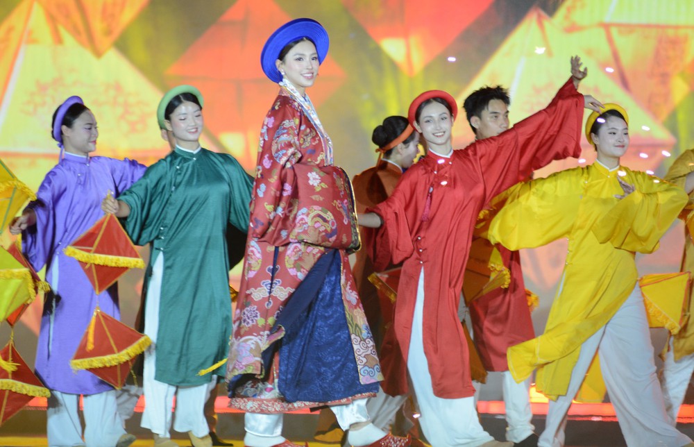 Lãnh đạo Đảng, Nhà nước dự Chương trình chính luận nghệ thuật ''Dưới cờ vinh quang'' - Ảnh 7.