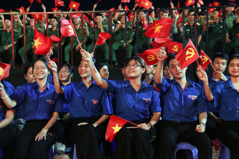 Lãnh đạo Đảng, Nhà nước dự Chương trình chính luận nghệ thuật ''Dưới cờ vinh quang'' - Ảnh 14.
