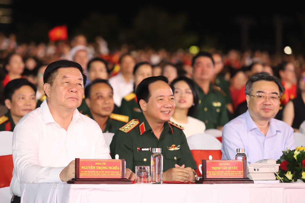 Lãnh đạo Đảng, Nhà nước dự Chương trình chính luận nghệ thuật ''Dưới cờ vinh quang'' - Ảnh 5.