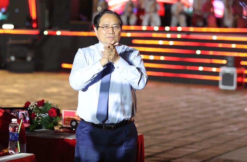 Lãnh đạo Đảng, Nhà nước dự Chương trình chính luận nghệ thuật ''Dưới cờ vinh quang'' - Ảnh 4.