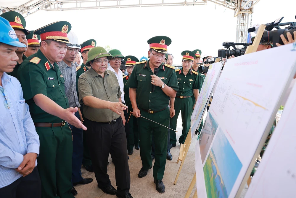Thủ tướng kiểm tra tiến độ thi công cầu Phong Châu, Phú Thọ - Ảnh 3.