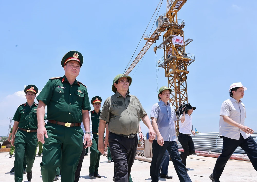 Thủ tướng kiểm tra tiến độ thi công cầu Phong Châu, Phú Thọ - Ảnh 2.