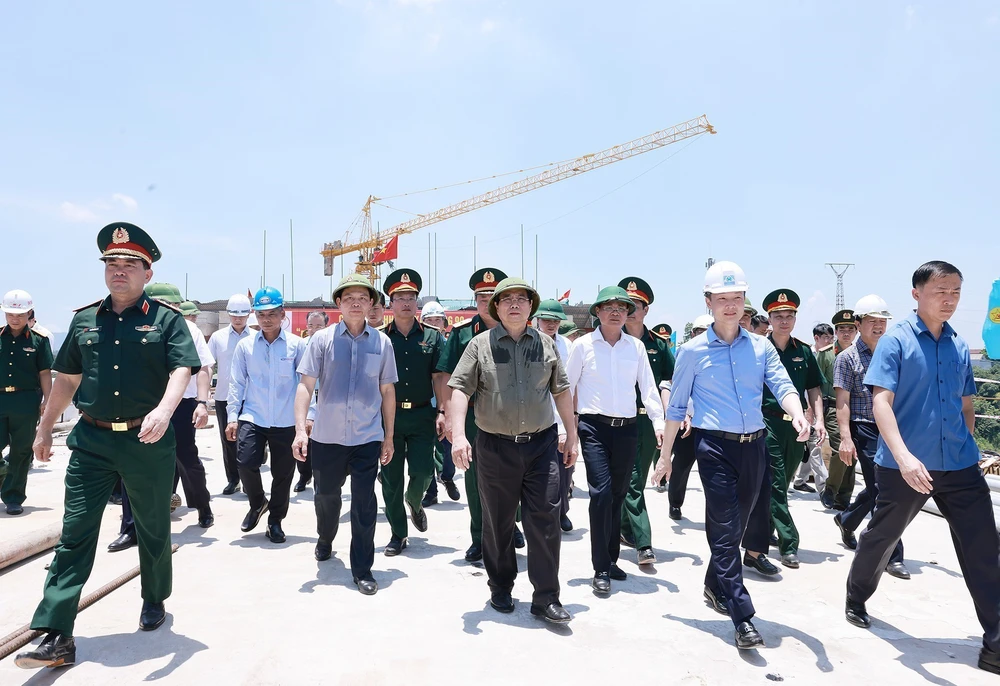 Thủ tướng kiểm tra tiến độ thi công cầu Phong Châu, Phú Thọ - Ảnh 1.