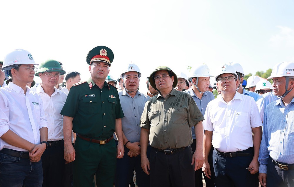Thủ tướng kiểm tra tiến độ thi công Dự án Đường dây 500 kV Lào Cai - Vĩnh Yên - Ảnh 1.