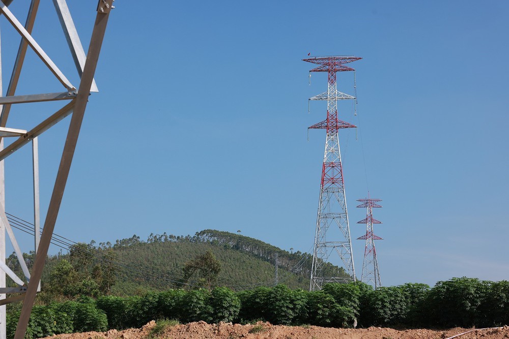 Thủ tướng kiểm tra tiến độ thi công Dự án Đường dây 500 kV Lào Cai - Vĩnh Yên - Ảnh 6.