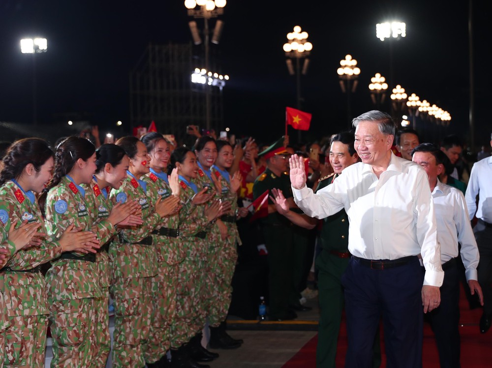 Lãnh đạo Đảng, Nhà nước dự Chương trình chính luận nghệ thuật ''Dưới cờ vinh quang'' - Ảnh 2.