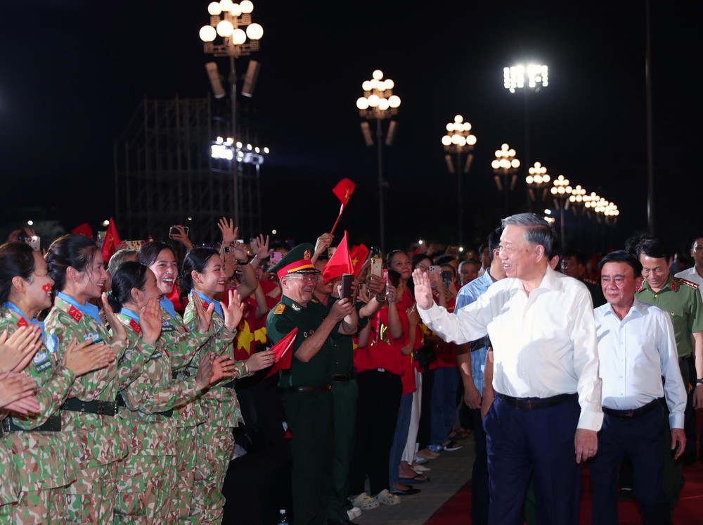 Lãnh đạo Đảng, Nhà nước dự Chương trình chính luận nghệ thuật ''Dưới cờ vinh quang'' - Ảnh 1.
