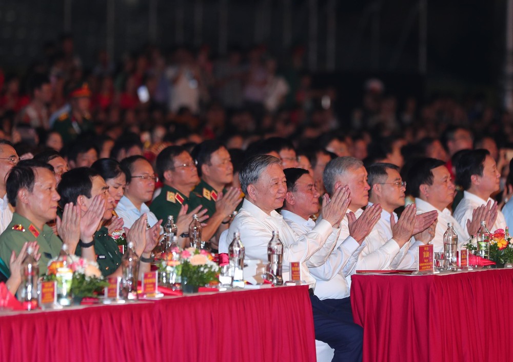 Lãnh đạo Đảng, Nhà nước dự Chương trình chính luận nghệ thuật ''Dưới cờ vinh quang'' - Ảnh 8.