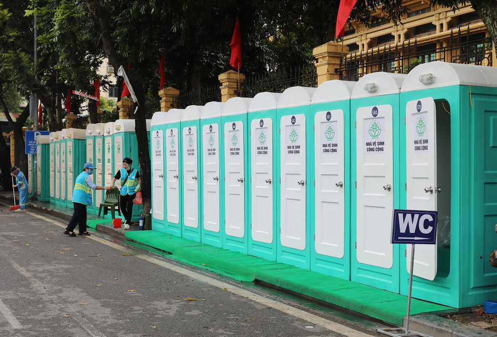 Hà Nội sẵn sàng vận hành 705 nhà vệ sinh lưu động và dã chiến cho Ngày đại lễ - Ảnh 1.