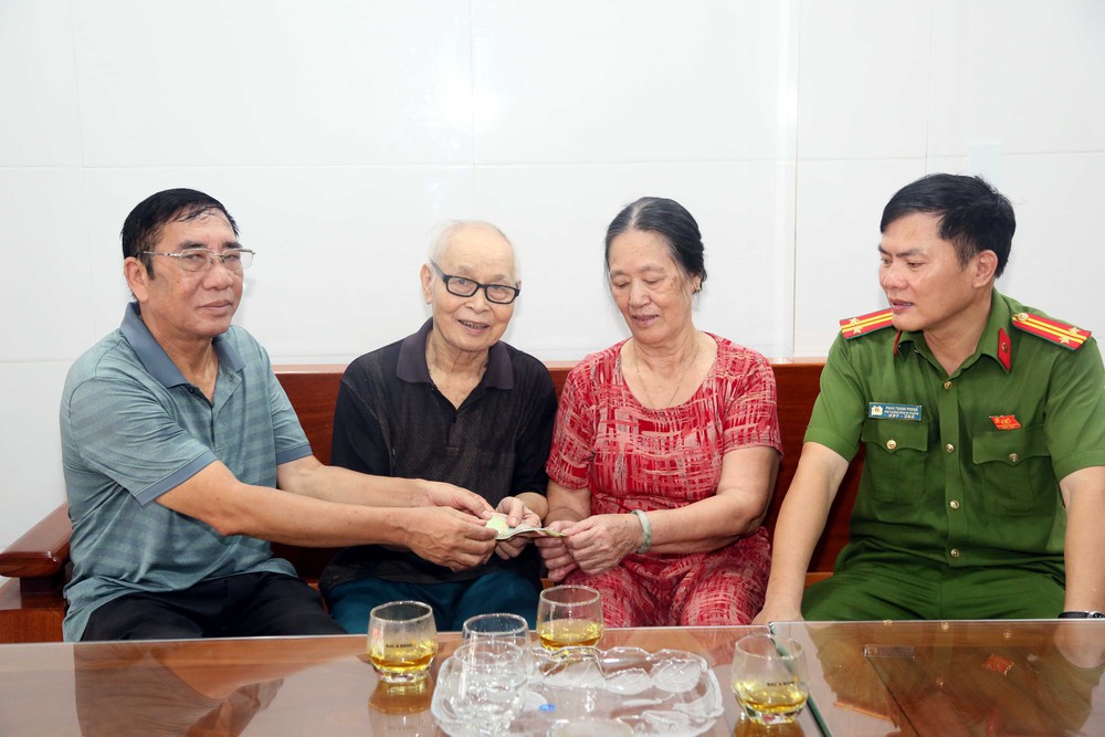 Quảng Trị: Người dân phấn khởi nhận quà dịp Quốc khánh 2/9 - Ảnh 2.